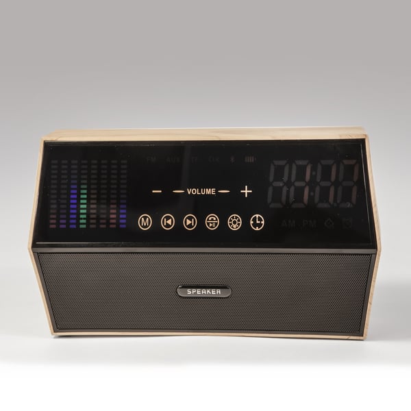 רמקול שולחני אלגנטי עם מסגרת עץ דיגיטלית