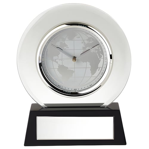שעון שולחני יוקרתי עם מפת עולם על בסיס עץ שחור ולוחית