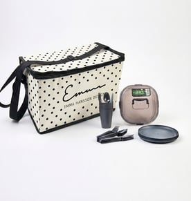 צידנית משפחתית מעוצבת עם סט כלים רב פעמי לפיקניק מושלם