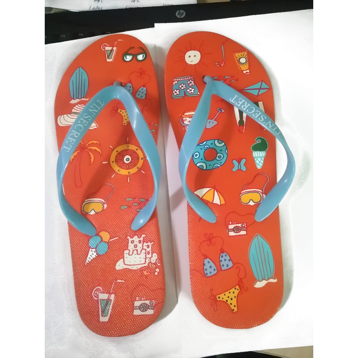 כפכפי אצבע בהדפסה צבעונית ומרהיבה
