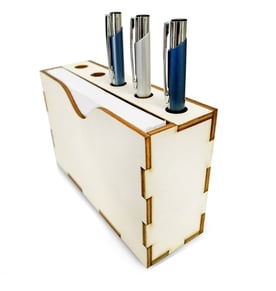 מעמד עץ לעטים עם ניירות - מתנה מושלמת למשרד