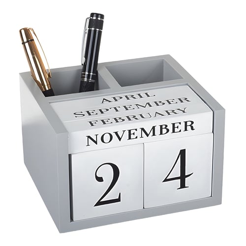 מעמד לוח שנה עם 2 כוסות לעטים ומדפים שימושיים