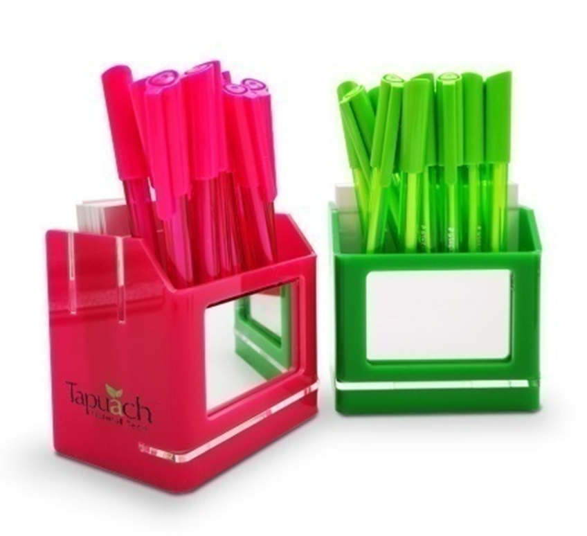 ארגונית עם מראת זכוכית וניירות ממו