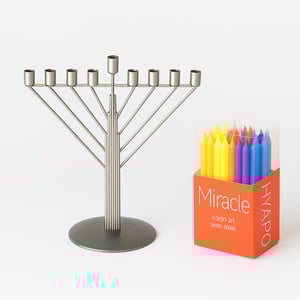 מארז חנוכה "הזוג המושלם" - חנוכייה מעוצבת ונרות חנוכה ממותגים