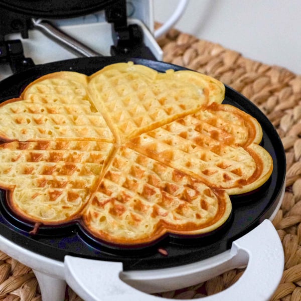 Powerful Belgian Waffle Maker by Hyundai Model HYT-9813