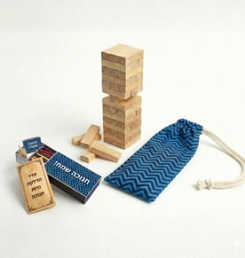 סט חנוכה מושלם: משחק ג'נגה, סט נרות וגפרורים ממותגים בנרתיק בד מעוצב