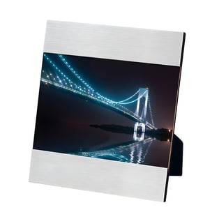 תמונת גשר בלילה עם תאורה מרהיבה