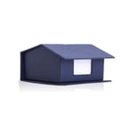 ארגונית שולחנית מעוצבת עם דגלונים ודפי ממו