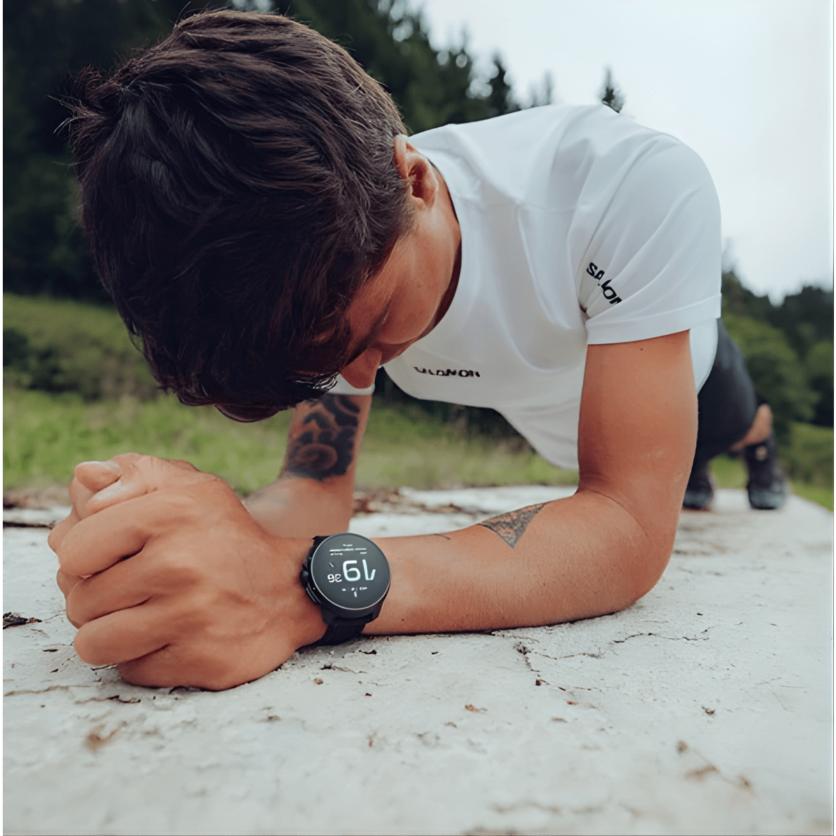 שעון כושר וספורט RACE של SUUNTO בצבע שחור מפלדת אל חלד