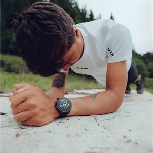 שעון כושר וספורט RACE של SUUNTO בצבע שחור מפלדת אל חלד