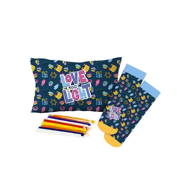 מארז חנוכה מפנק: גרביים ממותגות וכרית חימום למיקרוגל