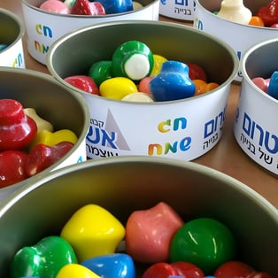 מסטיקים ממותגים