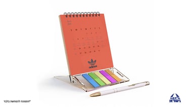 לוח שנה מעוצב מפלסטיק עם דגלונים צבעוניים