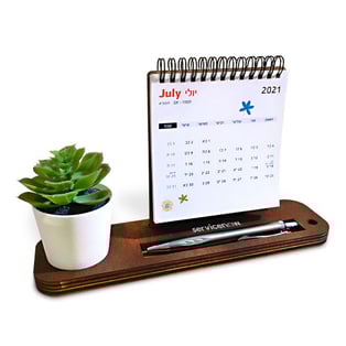 לוח שנה מעוצב מעץ עם עט ותוספות