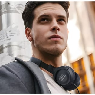 אוזניות JBL עם מיקרופון בעיצוב ארגונומי ודרייבר 32 מ"מ