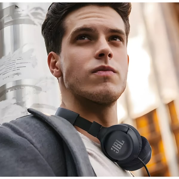 אוזניות JBL עם מיקרופון בעיצוב ארגונומי ודרייבר 32 מ"מ