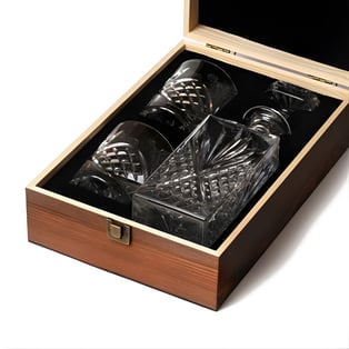 ערכת וויסקי יוקרתית עם בקבוק ושתי כוסות