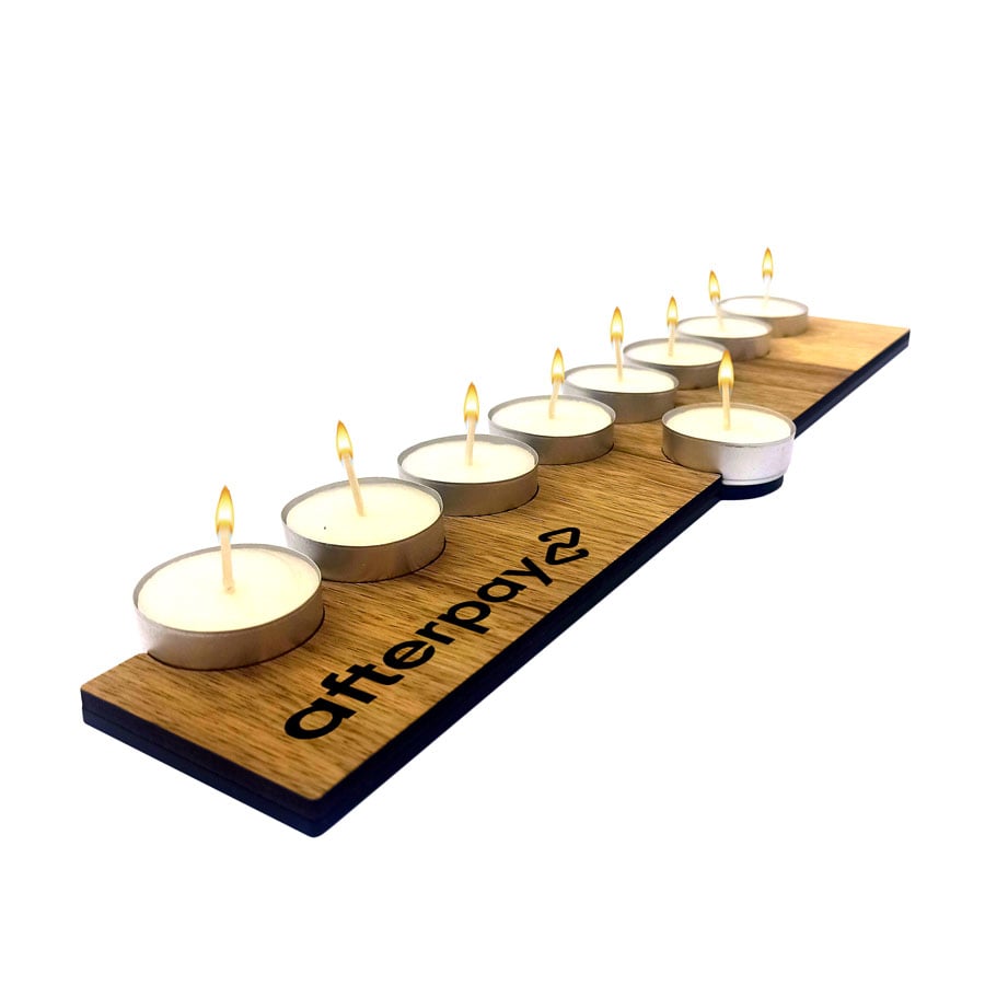 חנוכיית עץ מעוצבת עם נרות וצריבת לוגו