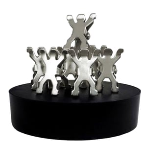 משחק מנהלים מגנטי לשולחן עם אטבים