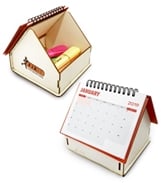 לוח שנה מעוצב עם מקום אחסון לכלי כתיבה