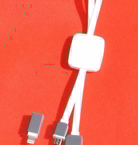 מחזיק מפתחות עם כבל הטענה - מתנה שימושית תמיד