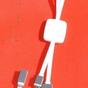 מחזיק מפתחות עם כבל הטענה - מתנה שימושית תמיד