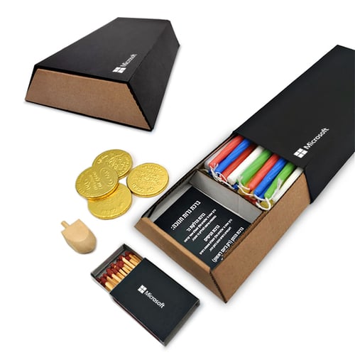 מארז חגיגי עם נרות, סביבון ומטבעות שוקולד