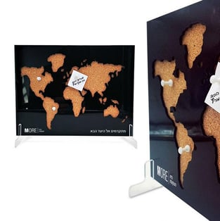 מפת עולם מעוצבת על לוח שעם