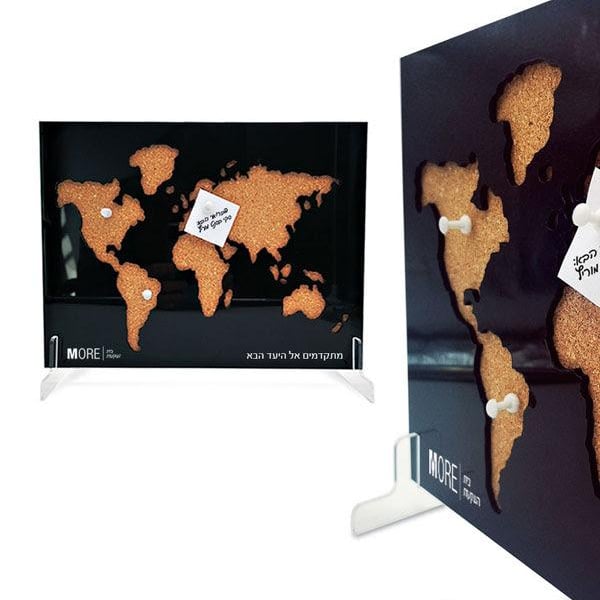 מפת עולם מעוצבת על לוח שעם