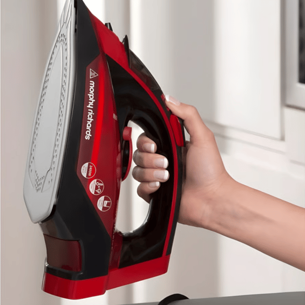 מגהץ קיטור אפליקציוני יקר בצבע אדום-שחור