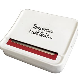 קופסת מתכת לבנה לגלגול סיגריות עם כיתוב 'מחר אפסיק לעשן'