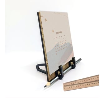 לוח שנה מעוצב מעץ עם כרטיסיות ממותגות