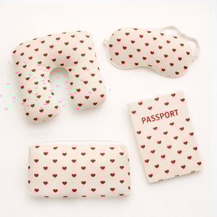 ערכת טיסה ונסיעות ממותגת עם מיתוג אישי מלא