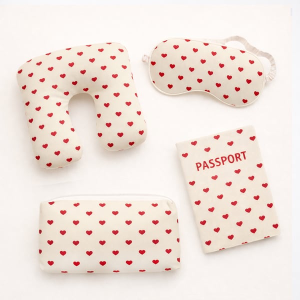 ערכת טיסה ונסיעות ממותגת עם מיתוג אישי מלא