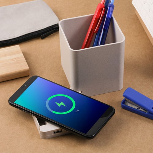"אינדו" מטען אלחוטי ומפצל USB בכוס לעטים