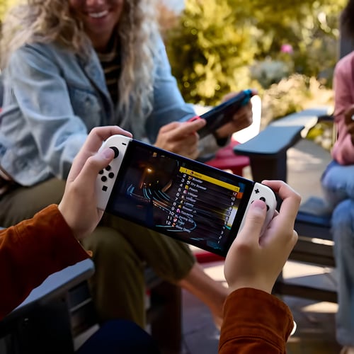 מארז Nintendo Switch OLED לבן עם סט משחקים ומגן מסך מבית NINTENDO