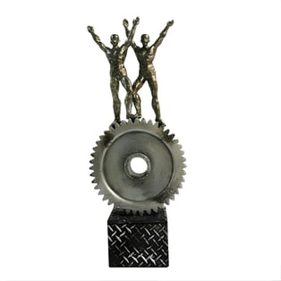 פסל זוג רומנטי על גלגל מרהיב