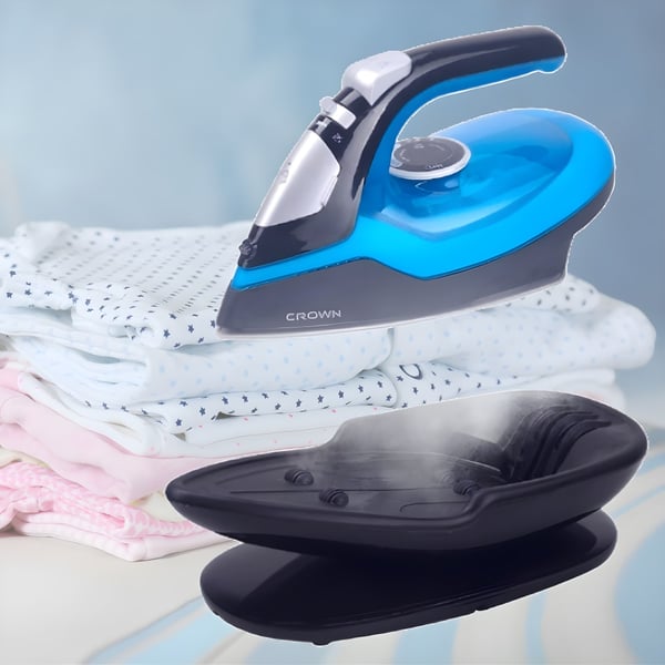 מגהץ אלחוטי עם בסיס קרמי לחגים 2024