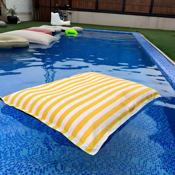 פוף צף לבריכה