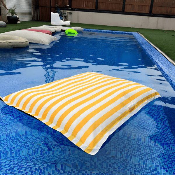 פוף צף לבריכה