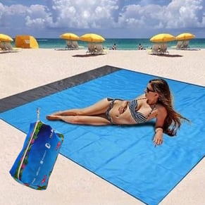 מארז חוף מושלם עם מחצלת דוחה חול ונרתיק ממותג