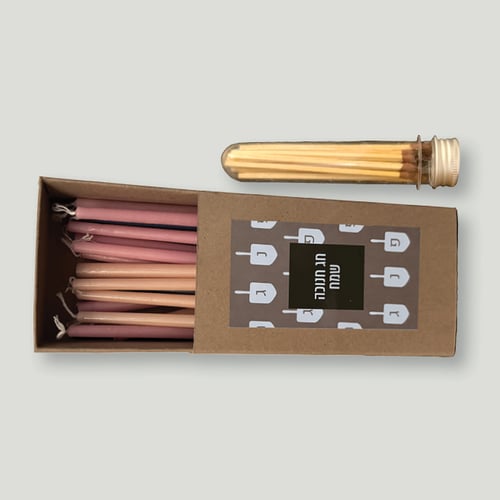 סט נרות חנוכה עם מבחנת גפרורים ממותגת