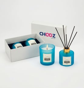 מארז ריחני הכולל מפיץ ריח ונר טבעי באריזת מתנה