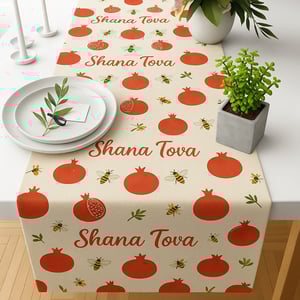 סט לחידוש הבית לראש השנה הכולל ראנר לשולחן בהדפסה ALL OVER ועציץ בטון