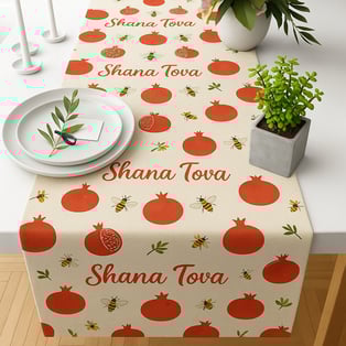 סט לחידוש הבית לראש השנה הכולל ראנר לשולחן בהדפסה ALL OVER ועציץ בטון