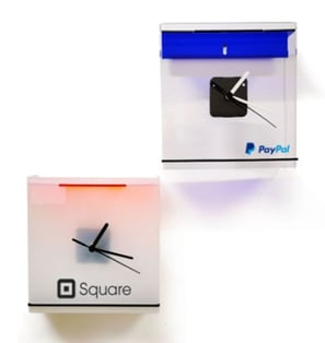 שעון קיר מעוצב עם פלסטיק שקוף וצבעים חיים