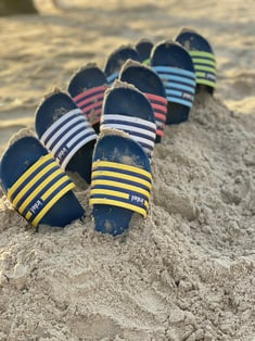 כפכפי חוף בהתאמה אישית עם הטבעה ייחודית