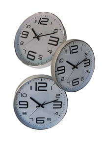 שעון קיר עם ספרות גדולות ומנגנון שקט