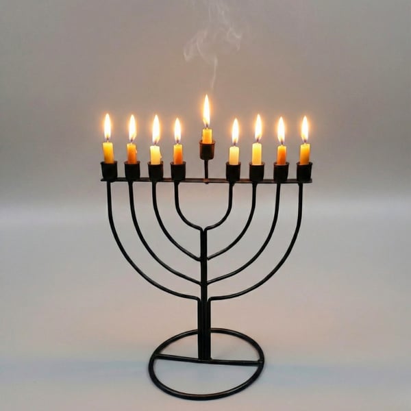 עיצוב חנוכיית מתכת יוקרתית בעיצוב ספירלה, 18x20 ס"מ