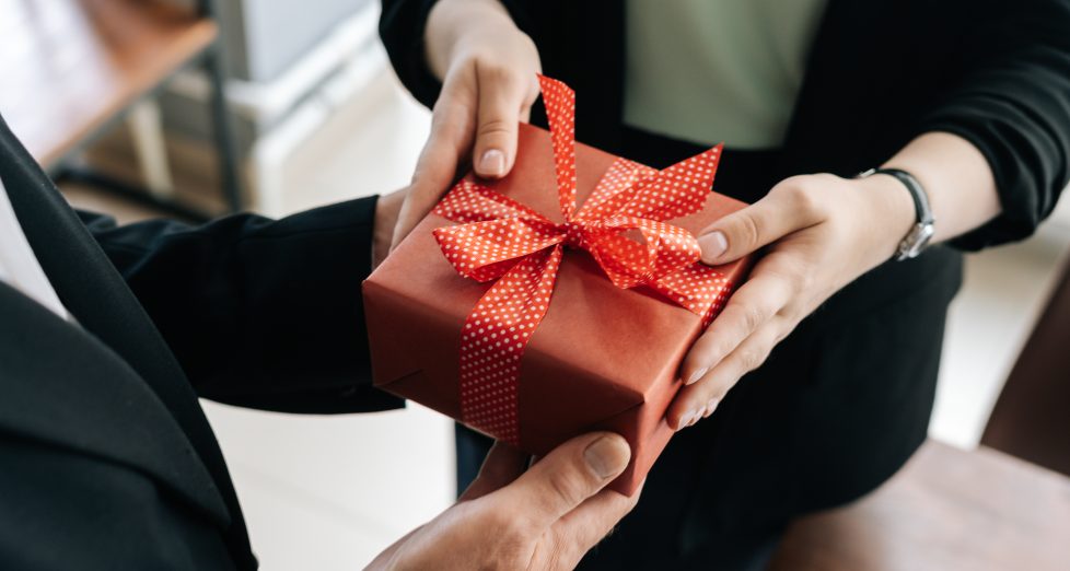 The Complete Guide to Personalized New Year Gifts